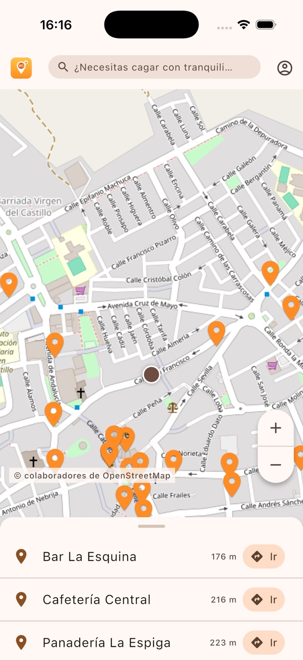Pantalla principal de Cagódromo: un mapa del centro de un pueblo con marcadores naranjas sobre los baños, y debajo una lista con los tres más cercanos y la distancia a cada uno.